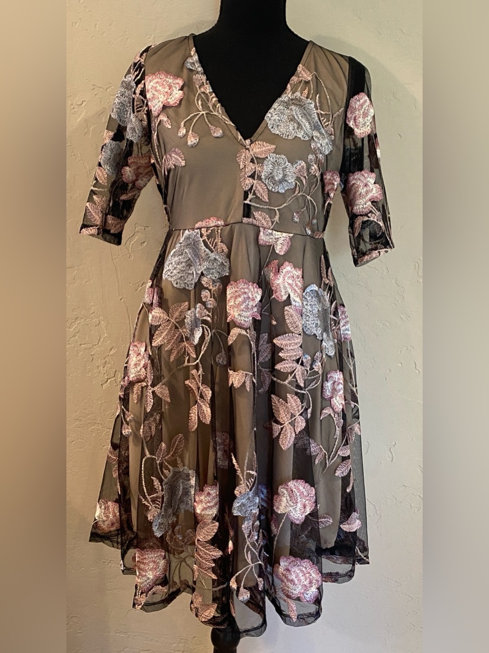 Floral Embroidered V-Neck Midi Dress w/ embroidered Flowers Sz Small NWOT.